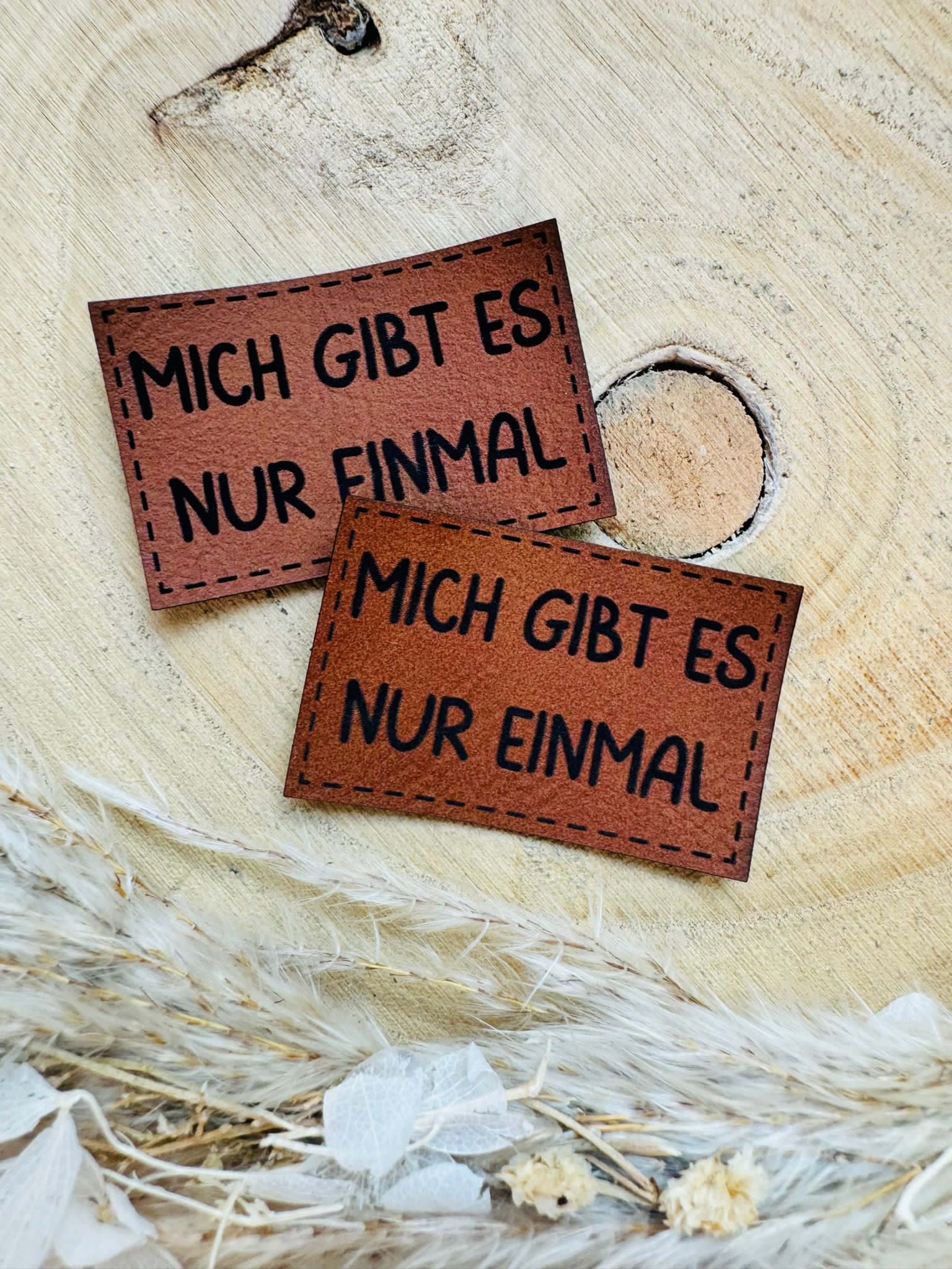 braunes PU-Label mit dem Spruch Mich gibt es nur Einmal