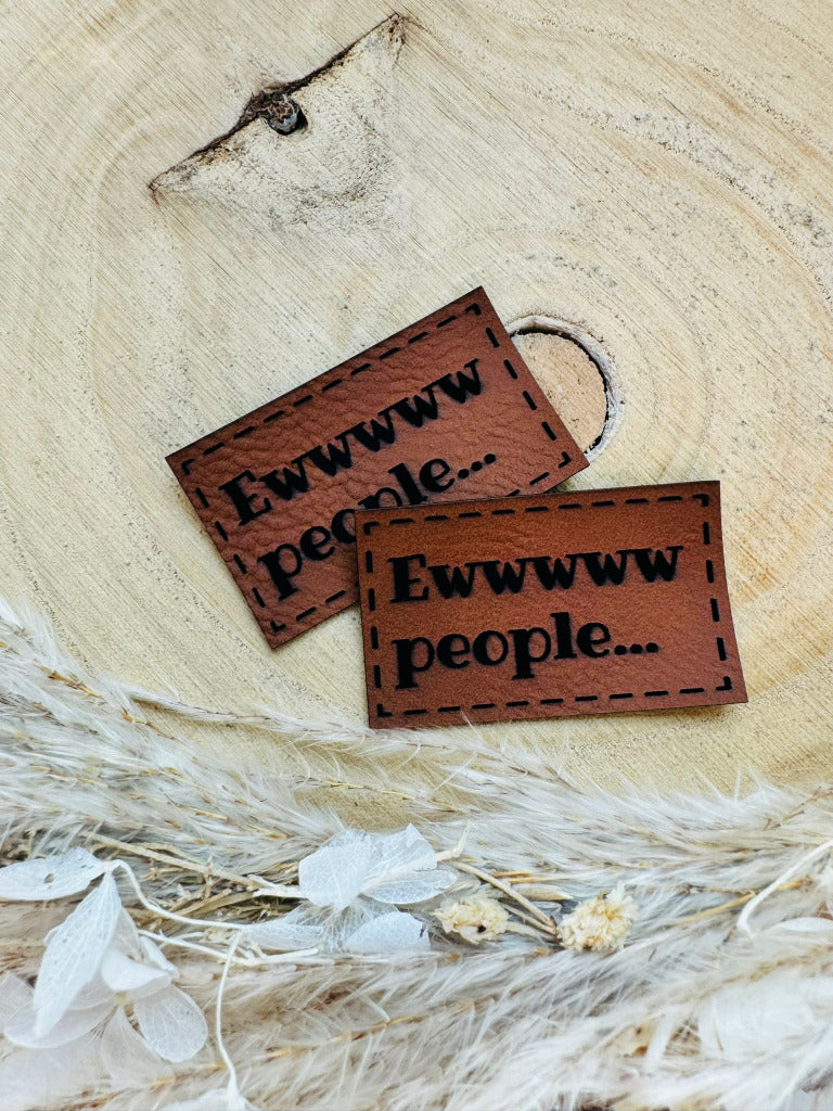 superweiches braunes Kunstleder-Label mit dem Spruch Ewwww people...