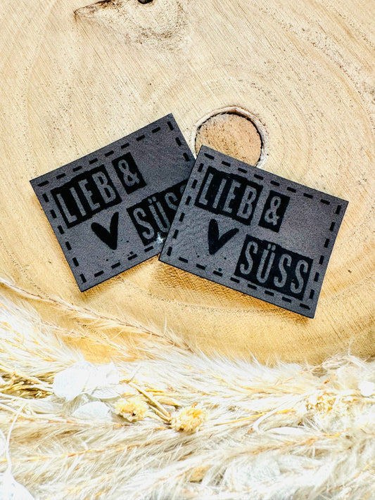 graues PU-Label mit dem Spruch Lieb und Süss
