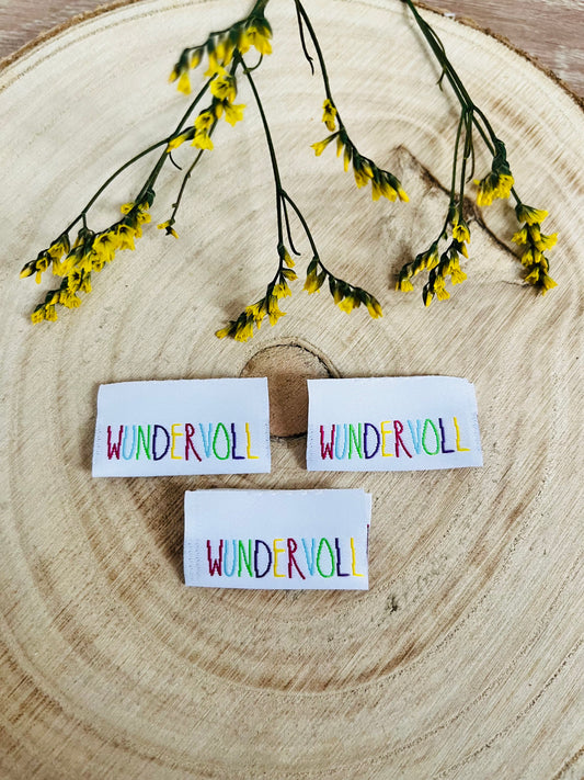 weisses Weblabel mit dem Spruch Wundervoll in bunten Buchstaben