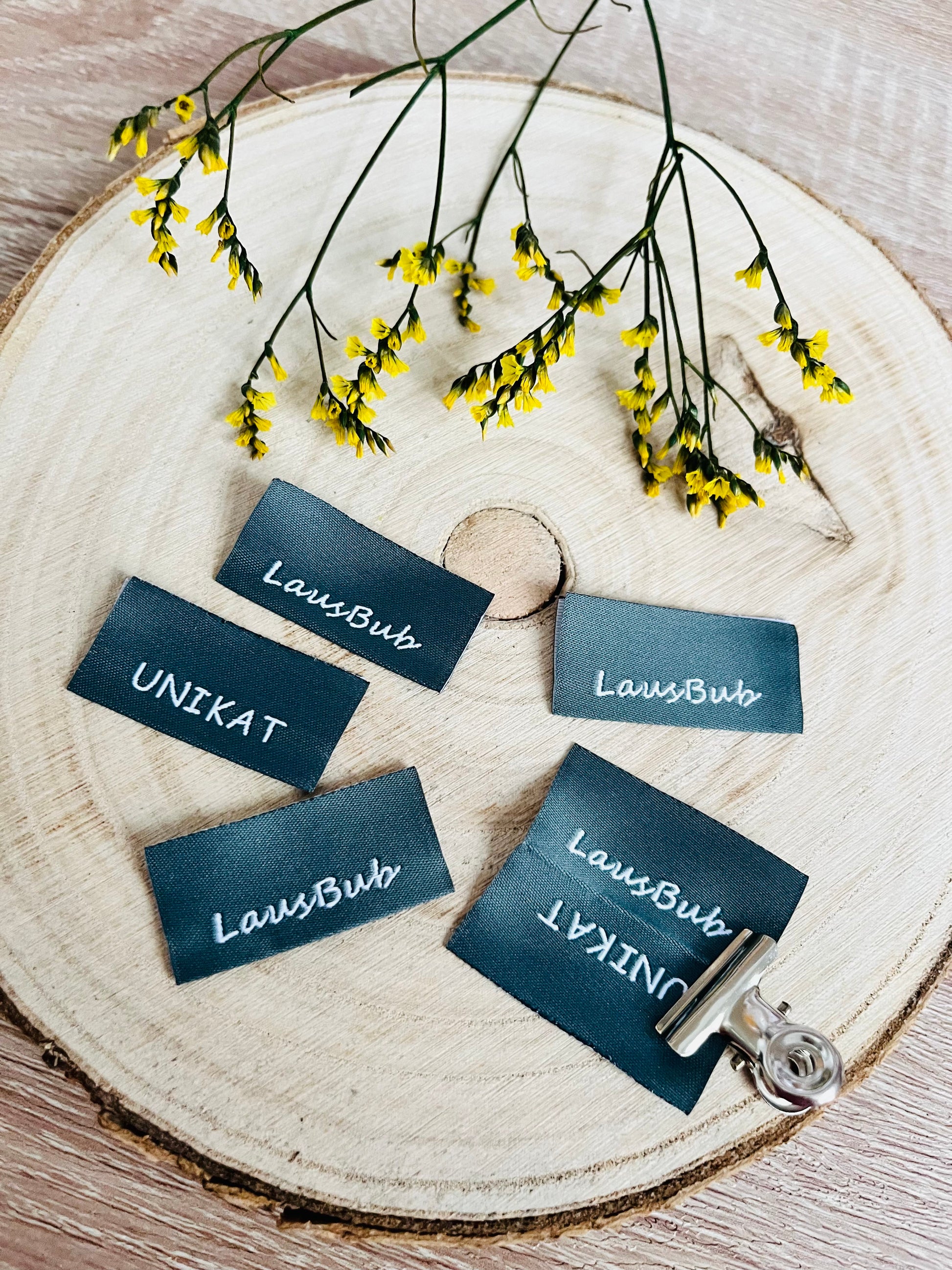dunkelblaues Weblabel mit der Aufschrift Lausbub und Unikat in weisser Schrift