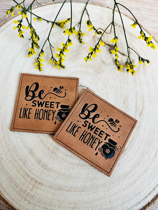 braunes kunstlederlabel mit dem spruch bee sweet like honey und einer kleinen biene mit honigtopf abgebildet