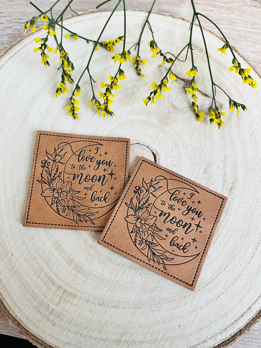braunes kunstlederlabel mit dem spruch love you to the moon and back und einer mondsichel
