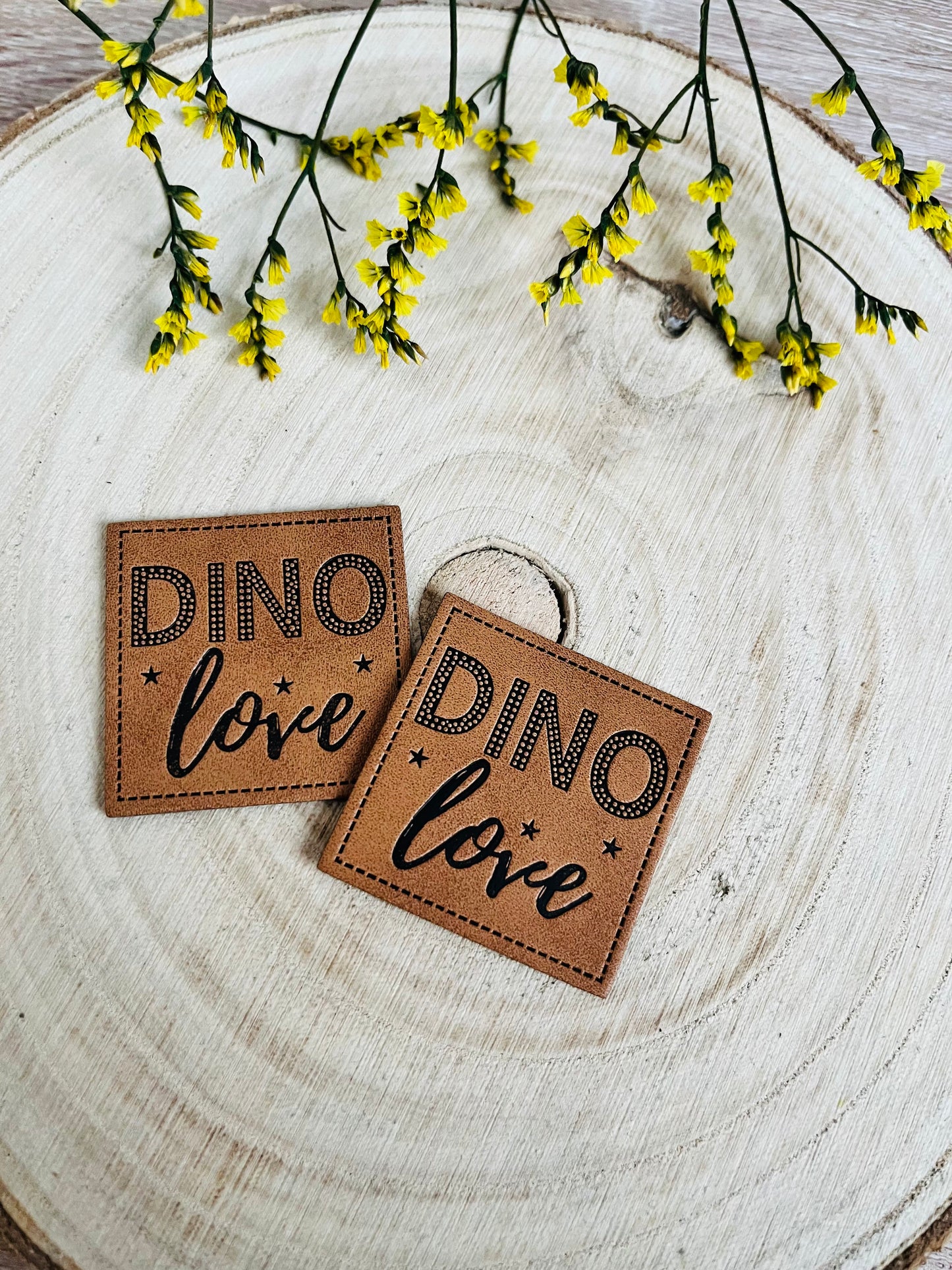 braunes PU-Label mit dem Spruch DINO love