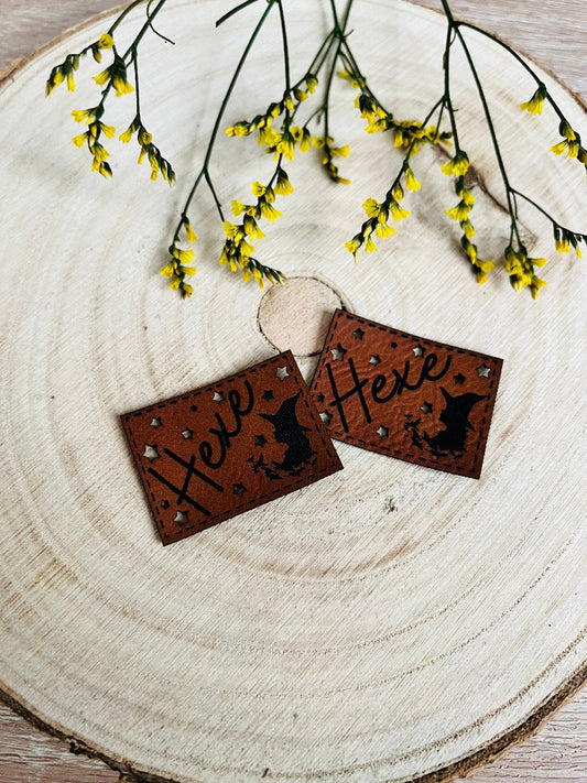 braunes Kunstlederlabel mit dem Spruch Hexe und einer kleinen Hexe abgebildet