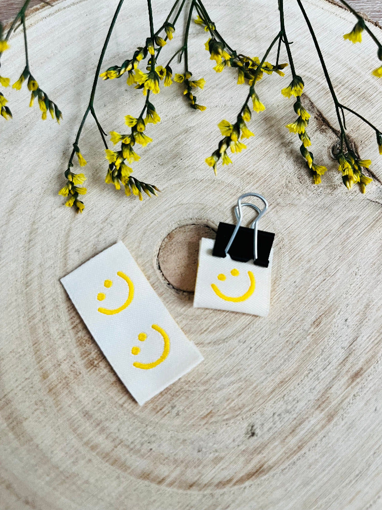 weisses Weblabel mit einem lächelndem Smiley in gelber Farbe