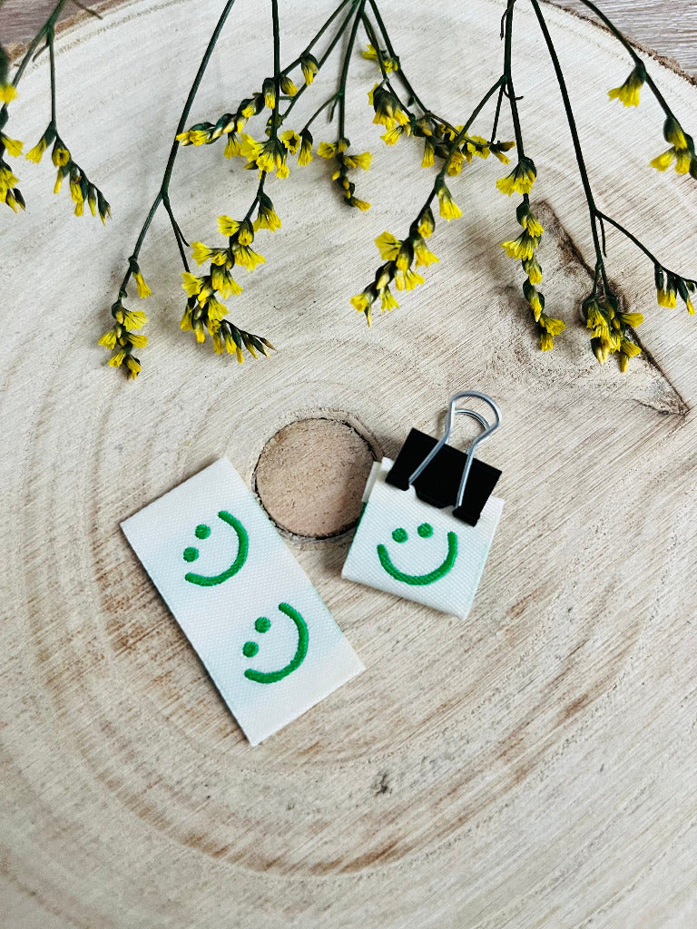 weisses Weblabel mit einem lächelnden Smiley in grüner farbe