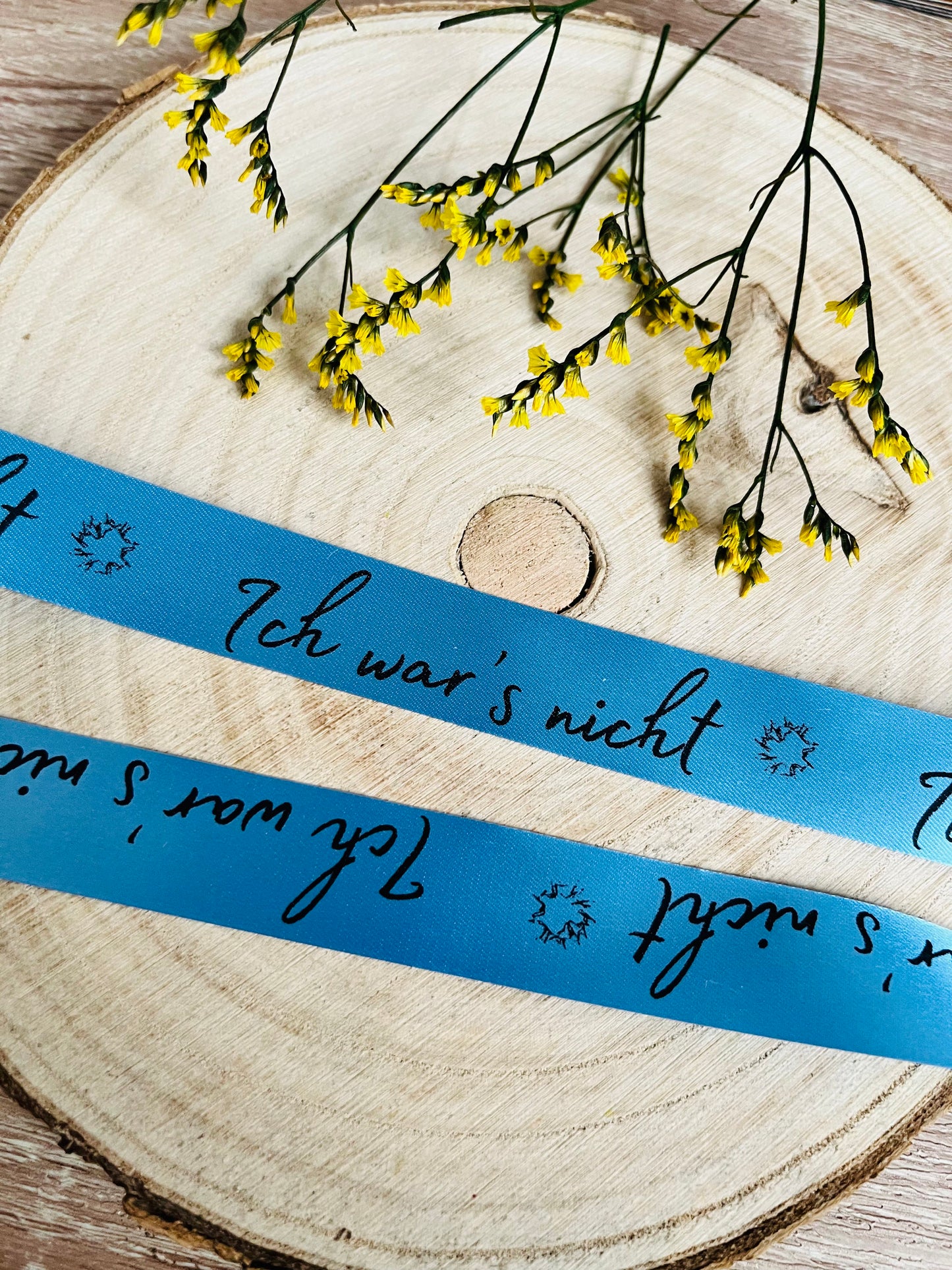 hellblaues Satinband mit dem fortlaufenden Spruch Ich wars nicht 