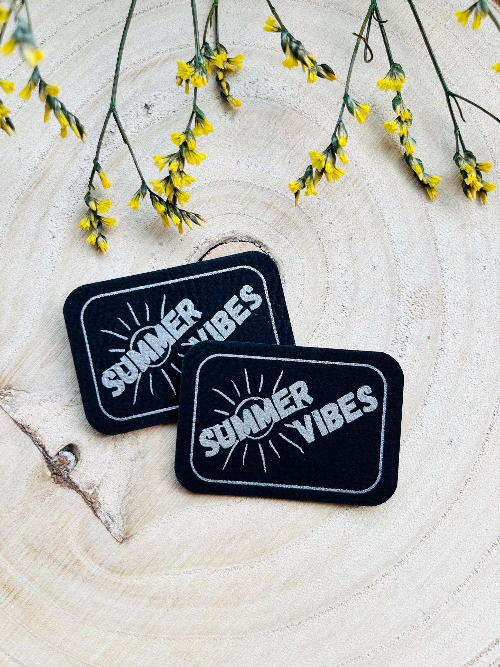 schwarzes PU-Label mit dem Spruch Summer Vibes