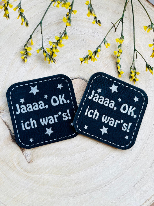 schwarzes PU-Label mit dem Spruch Jaaa, OK ich wars Ausrufezeichen