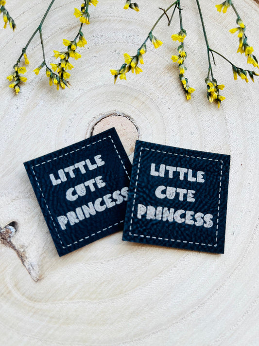 schwarzes PU-Label mit der Aufschrift Little Cute Princess in weisser Schrift