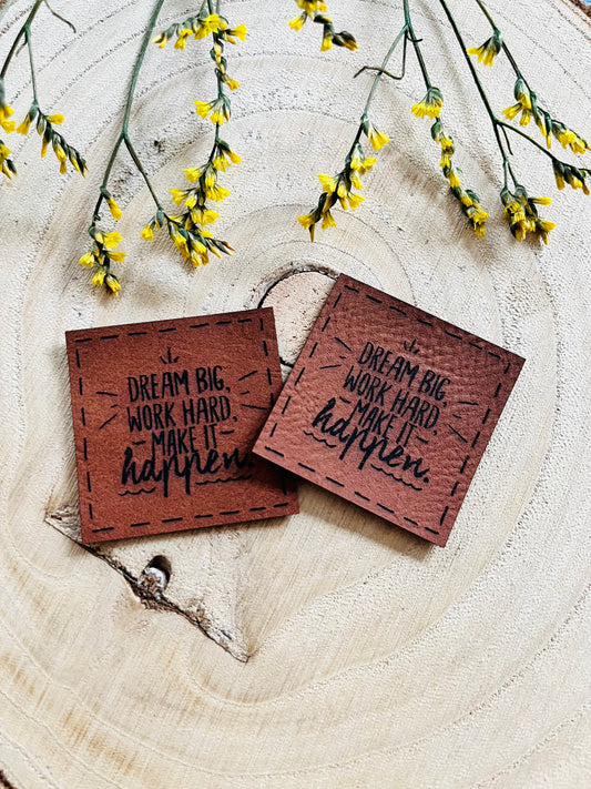 braunes PU-Label mit dem Spruch Dream Big Work Hard Mke it happen