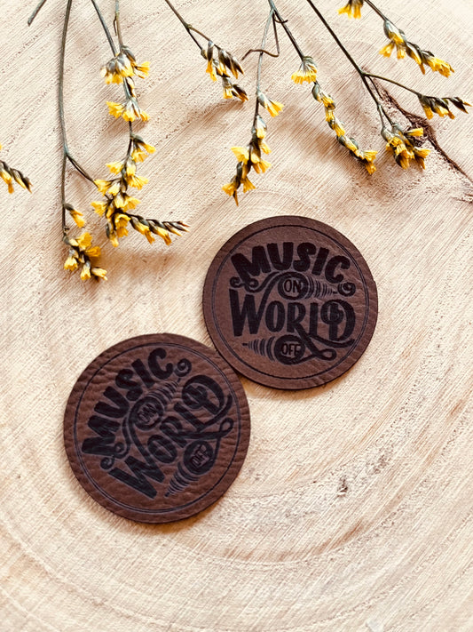braunes rundes PU-Label mit dem Spruch Music on World off