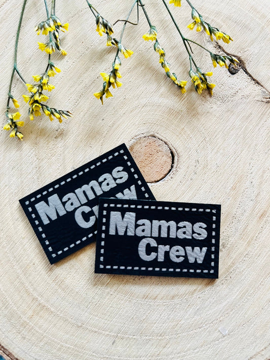 schwarzes PU-Label mit dem Spruch Mamas Crew in silberner Schrift