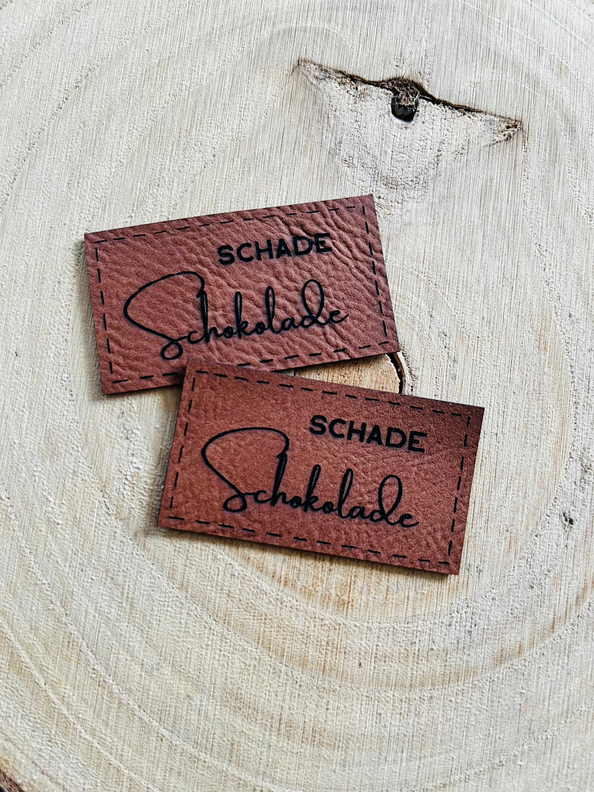 braunes Kunstlederlabel mit dem Spruch Schade Schokolade