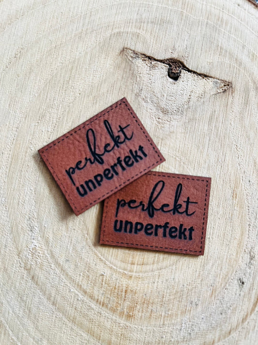 braunes Kunstlederlabel mit dem Spruch perfekt unperfekt