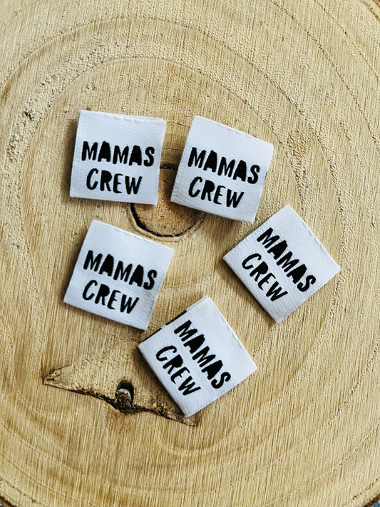 weisses Weblabel mit dem Spruch Mamas Crew in schwarzer Schrift