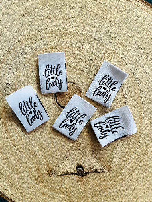 weisses Weblabel mit dem Spruch little Lady in schwarzer Schrift