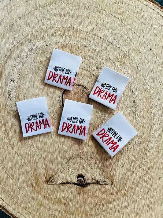 weisses Weblabel mit dem Spruch No Time für Drama in schwart roter Schrift