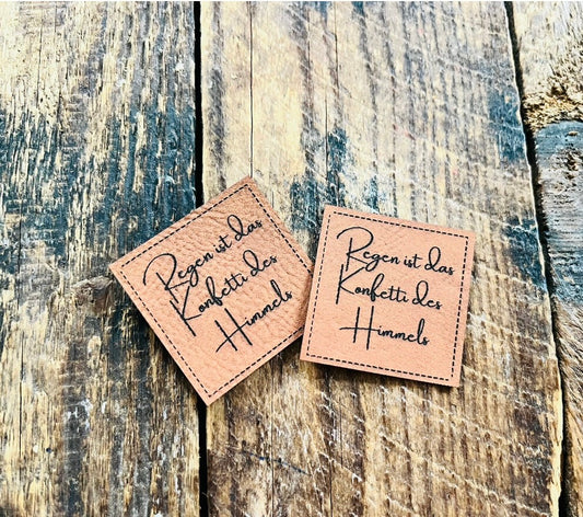 braunes Kunstlederlabel mit dem Spruch Regen ist das Konfetti des Himmels