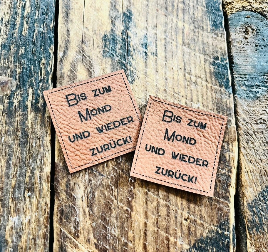 braunes Kunstlederlabel mit dem Spruch Bis zum Mond und wieder zurück Ausrufezeichen