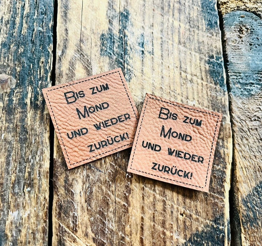 braunes Kunstlederlabel mit dem Spruch Bis zum Mond und wieder zurück Ausrufezeichen