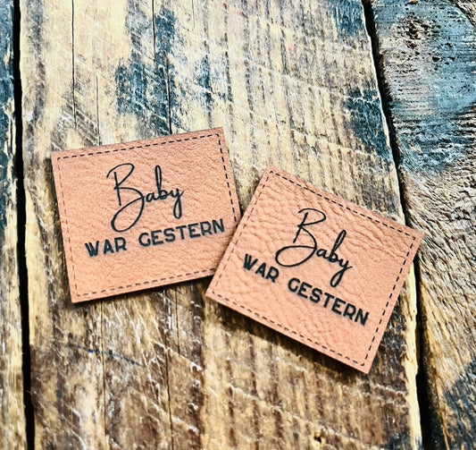 braunes Kunstlederlabel mit dem Spruch Baby war gestern
