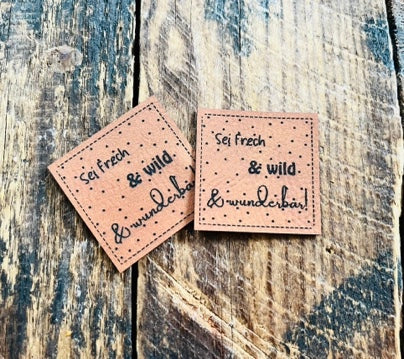 braunes PU-Label mit dem Spruch Sei frech und wild und wunderbar Ausrufezeichen