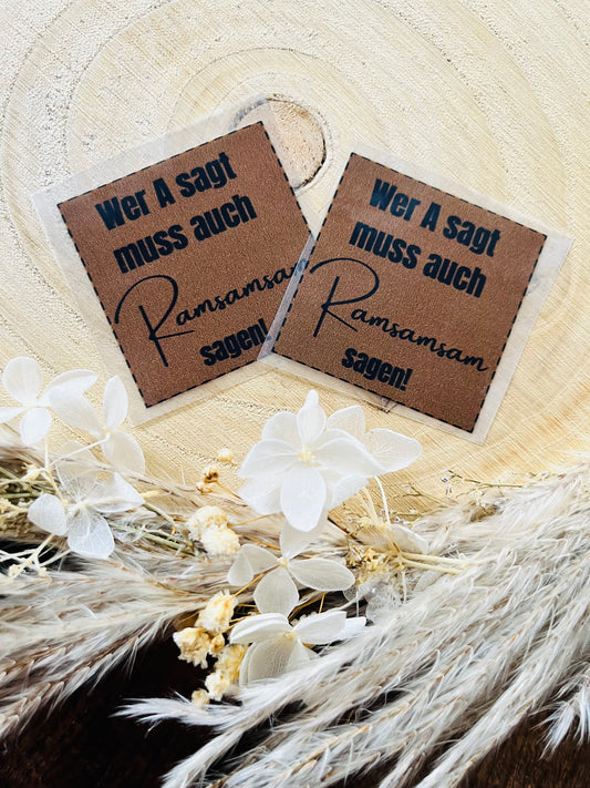 Bügellabel in Kunstlederoptik mit dem Spruch Wer A sagt muss auch Ramsamsam sagen Ausrufezeichen