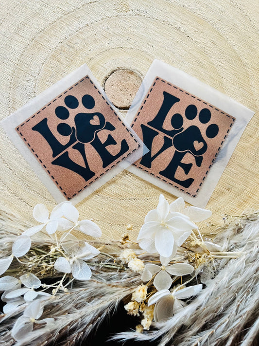 hellbraunes Bügellabel mit dem Spruch LOVE und einem Pfotenabdruck