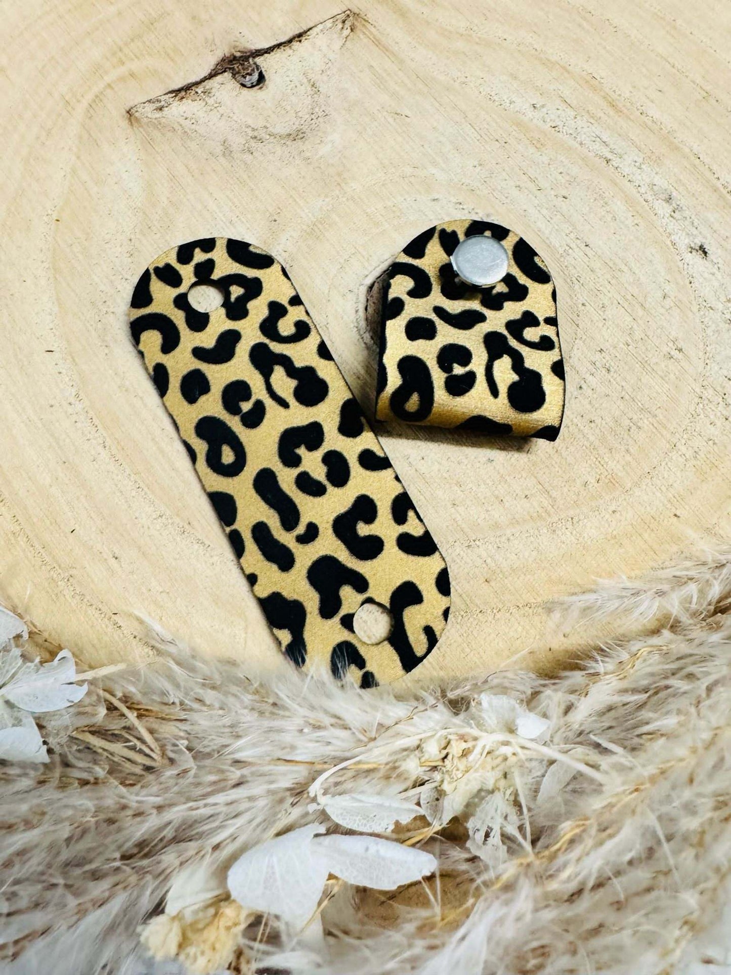 superweiches gold schwarzes Knicklabel mit dem Motiv Leo Print