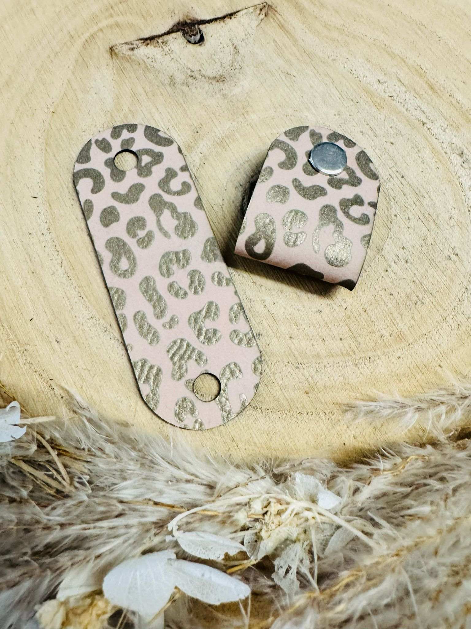 superweiches rose goldenes Knicklabel mit dem Motiv Leo Print