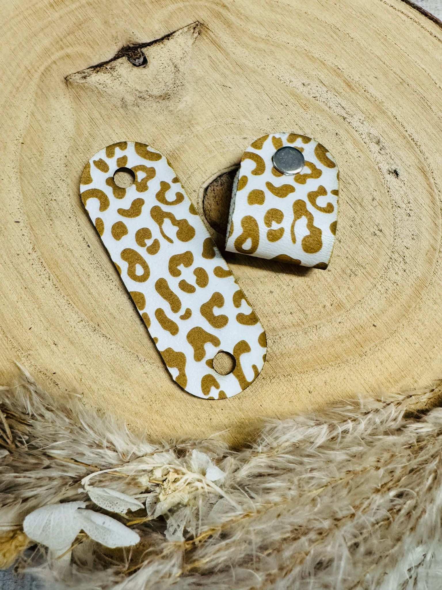 superweiches weiss goldenes Knicklabel mit dem Motiv Leo Print