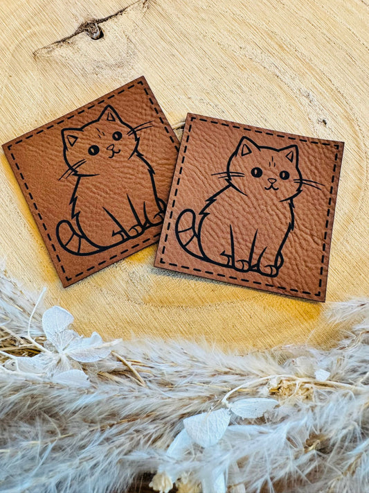 braunes superweiches Kunstlederlabel mit einer kleinen sitzenden Katze als Motiv