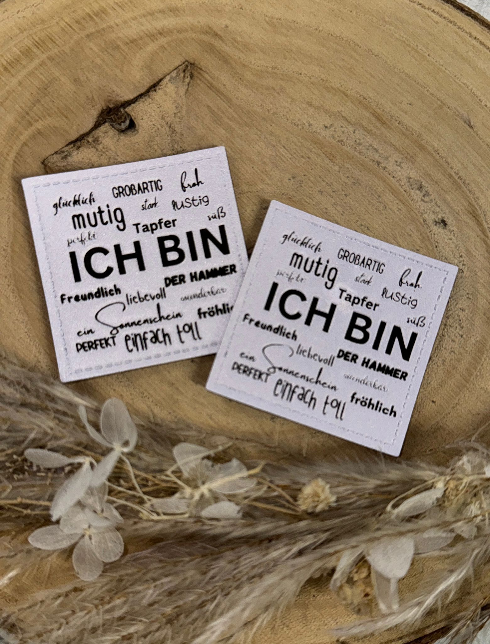silber graues reflektierendes Kunstlederlabel ich bin mit Blitz fotografiert
