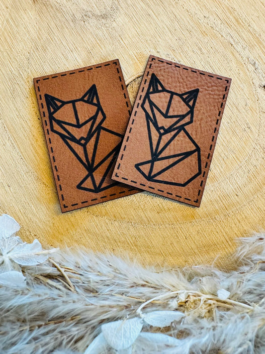 braunes superweiches Kunstlederlabel mit einem sitzenden Fuchs abgebildet