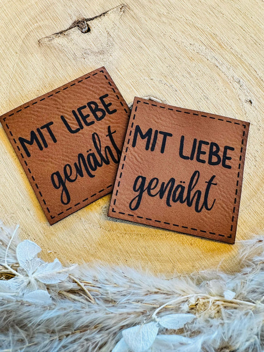 braunes superweiches Kunstlederlabel mit dem Spruch Mit Liebe genaeht