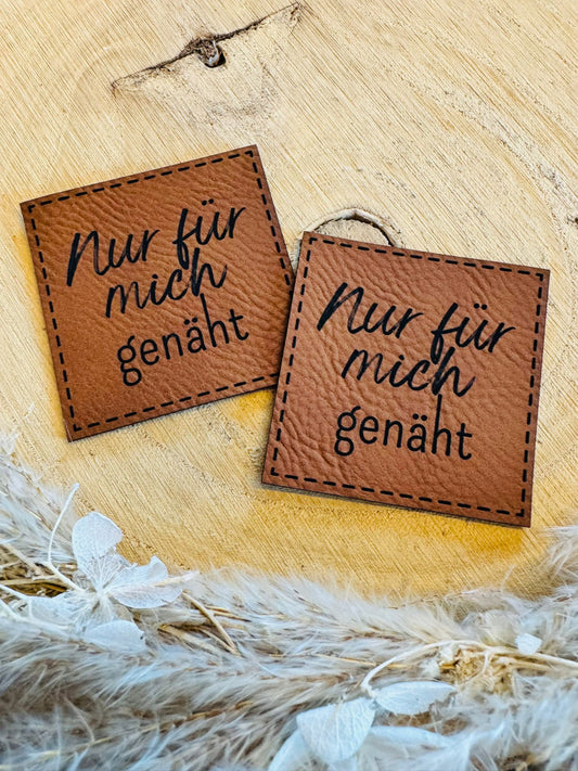 braunes superweiches Kunstlederlabel mit dem Spruch nur für mich genäht
