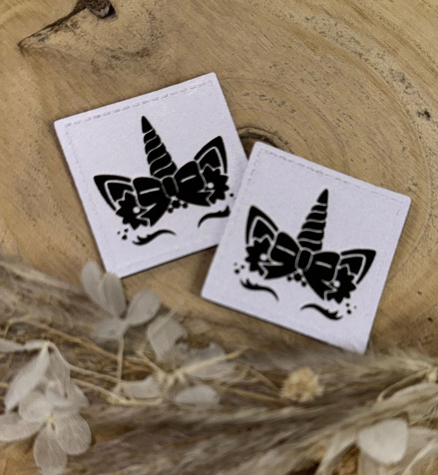 silber graues reflektierendes Kunstlederlabel Einhorn mit Blitz fotografiert