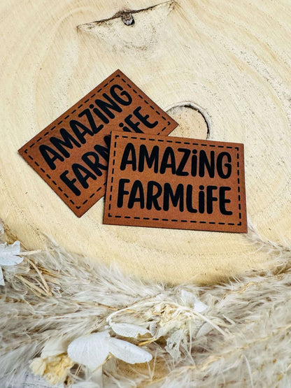 superweiches braunes Kunstlederlabel mit dem Spruch Amazing Farmlife