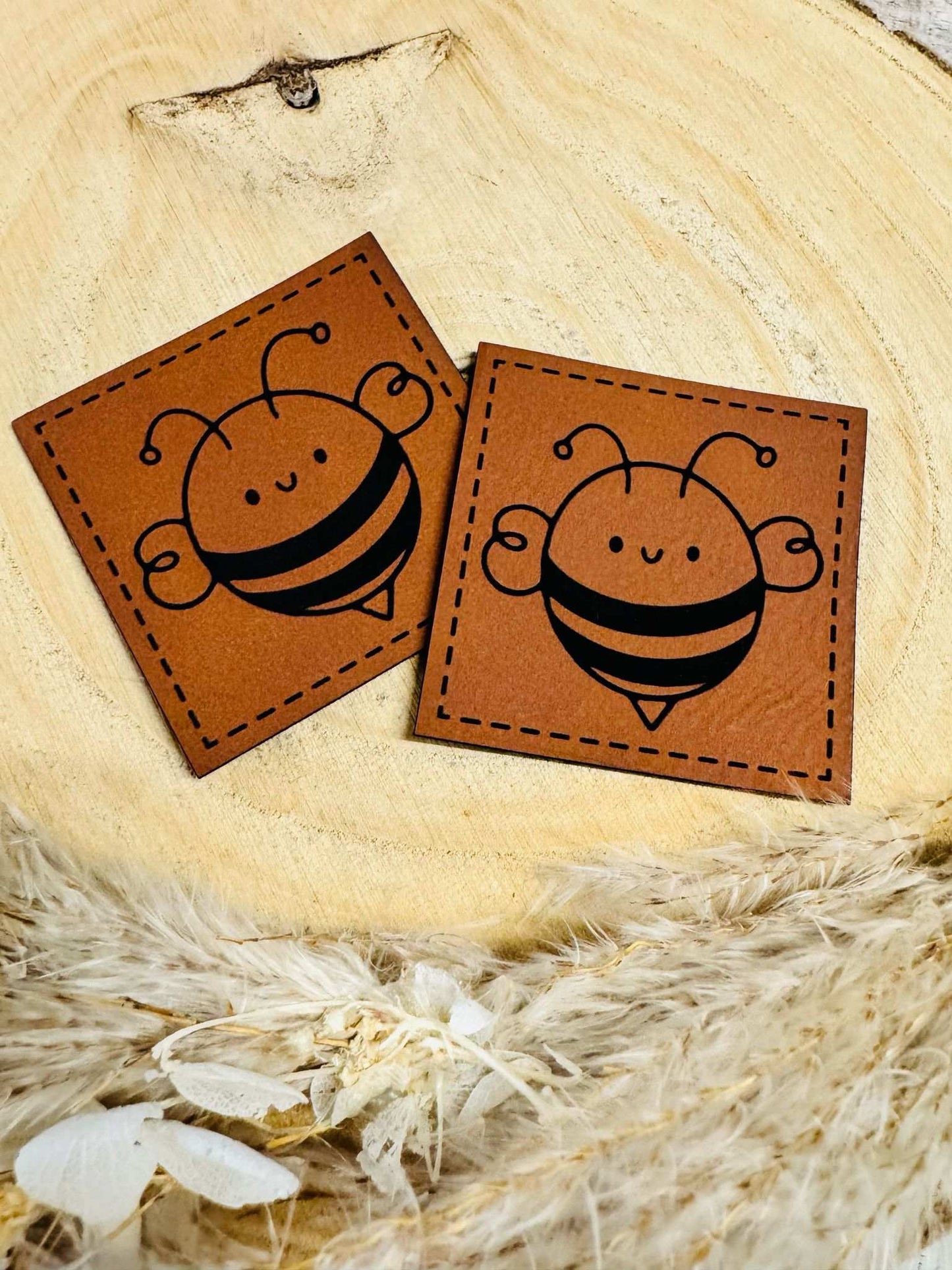 superweiches braunes Kunstlederlabel mit einer kleinen fliegenden Biene