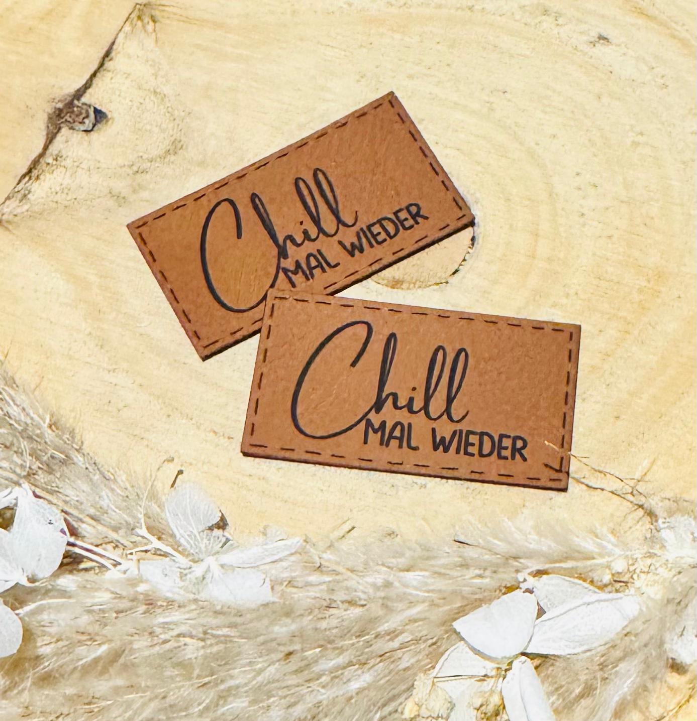 superweiches braunes Kunstlederlabel mit dem Spruch Chill MAL WIEDER