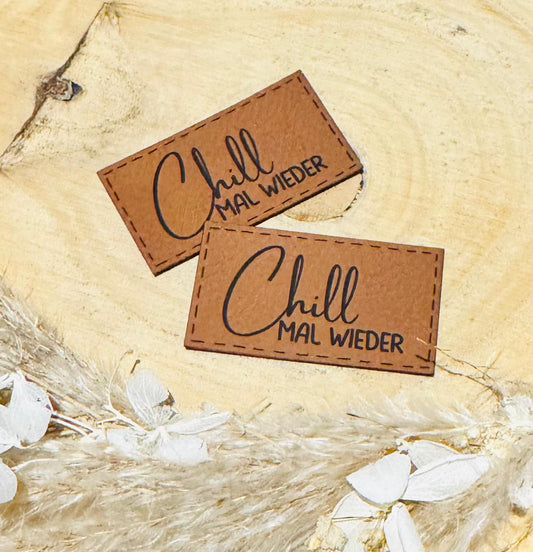 superweiches braunes Kunstlederlabel mit dem Spruch Chill MAL WIEDER