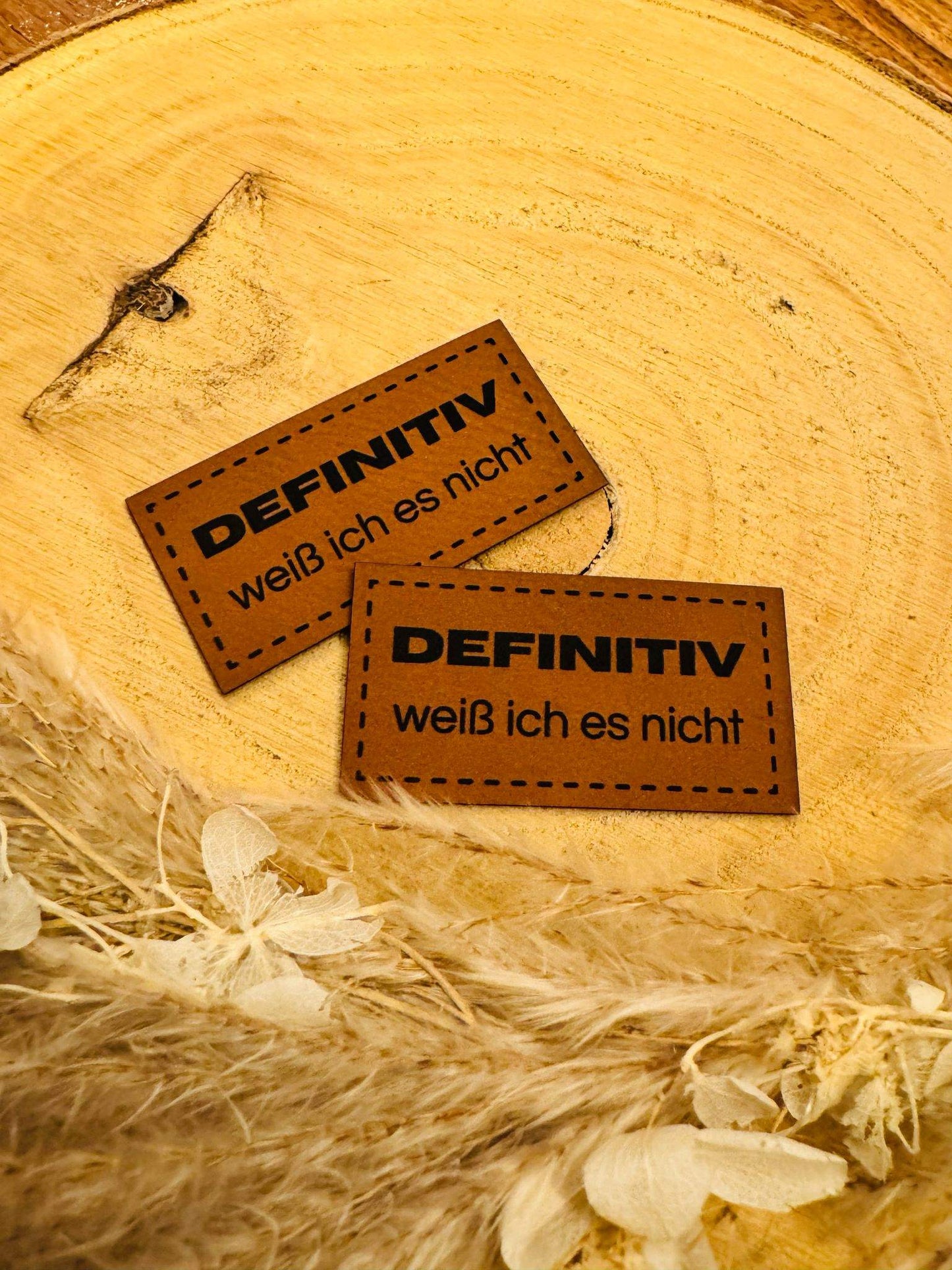 superweiches braunes Kunstlederlabel mit dem Spruch Definitiv weiß ich es nicht