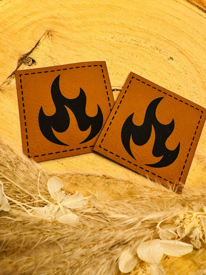 superweiches braunes Kunstlederlabel mit einer lodernden Flamme abgebildet