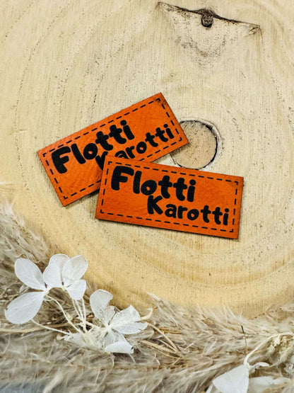 exclusives superweiches orangenes Kunstlederlabel mit dem Spruch Flotti Karotti