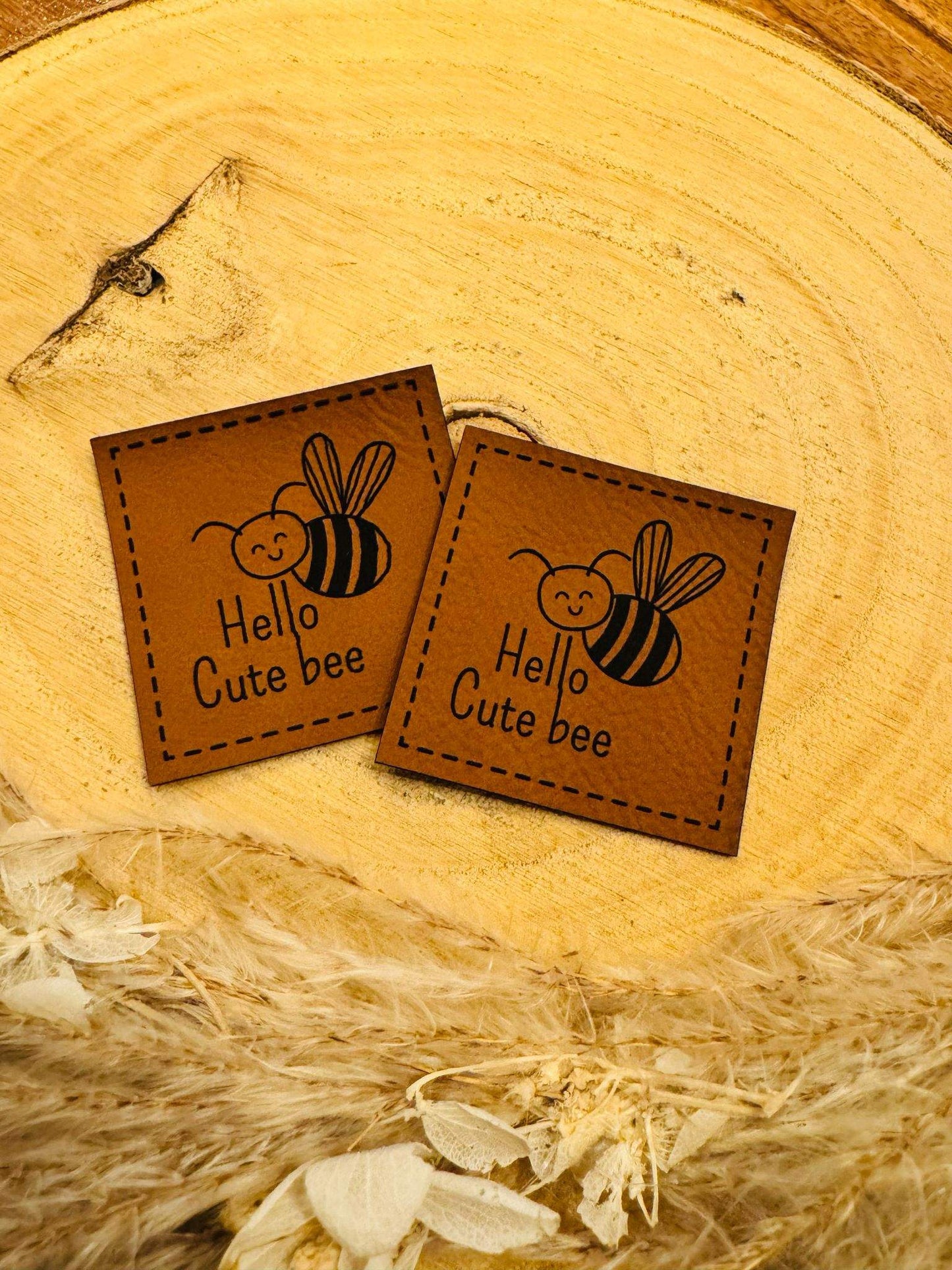 superweiches braunes Kunstlederlabel mit einer kleinen Biene und dem Spruch Hello Cute bee