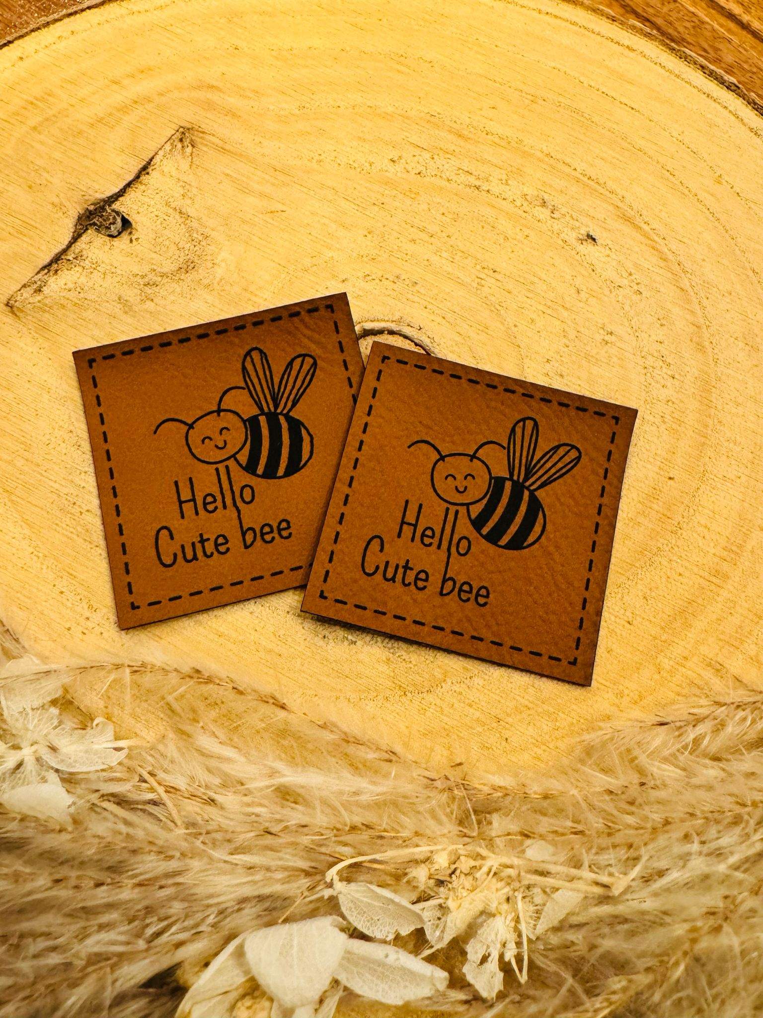 superweiches braunes Kunstlederlabel mit einer kleinen Biene und dem Spruch Hello Cute bee