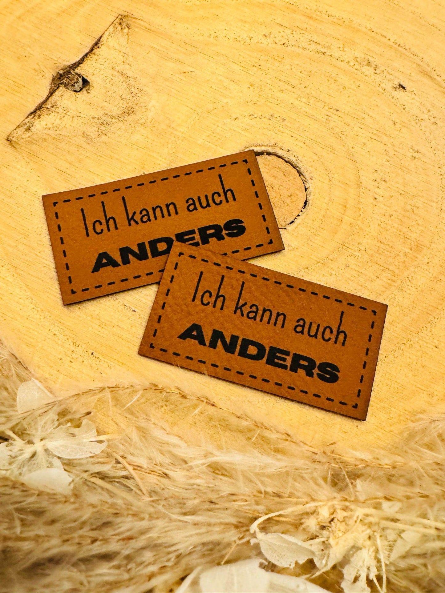 superweiches braunes Kunstlederlabel mit dem Spruch Ich kann auch ANDERS