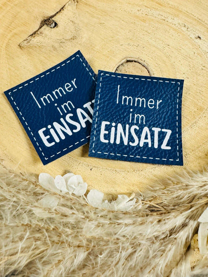 exclusives superweiches blaues Kunstlederlabel mit dem Spruch Immer im Einsatz